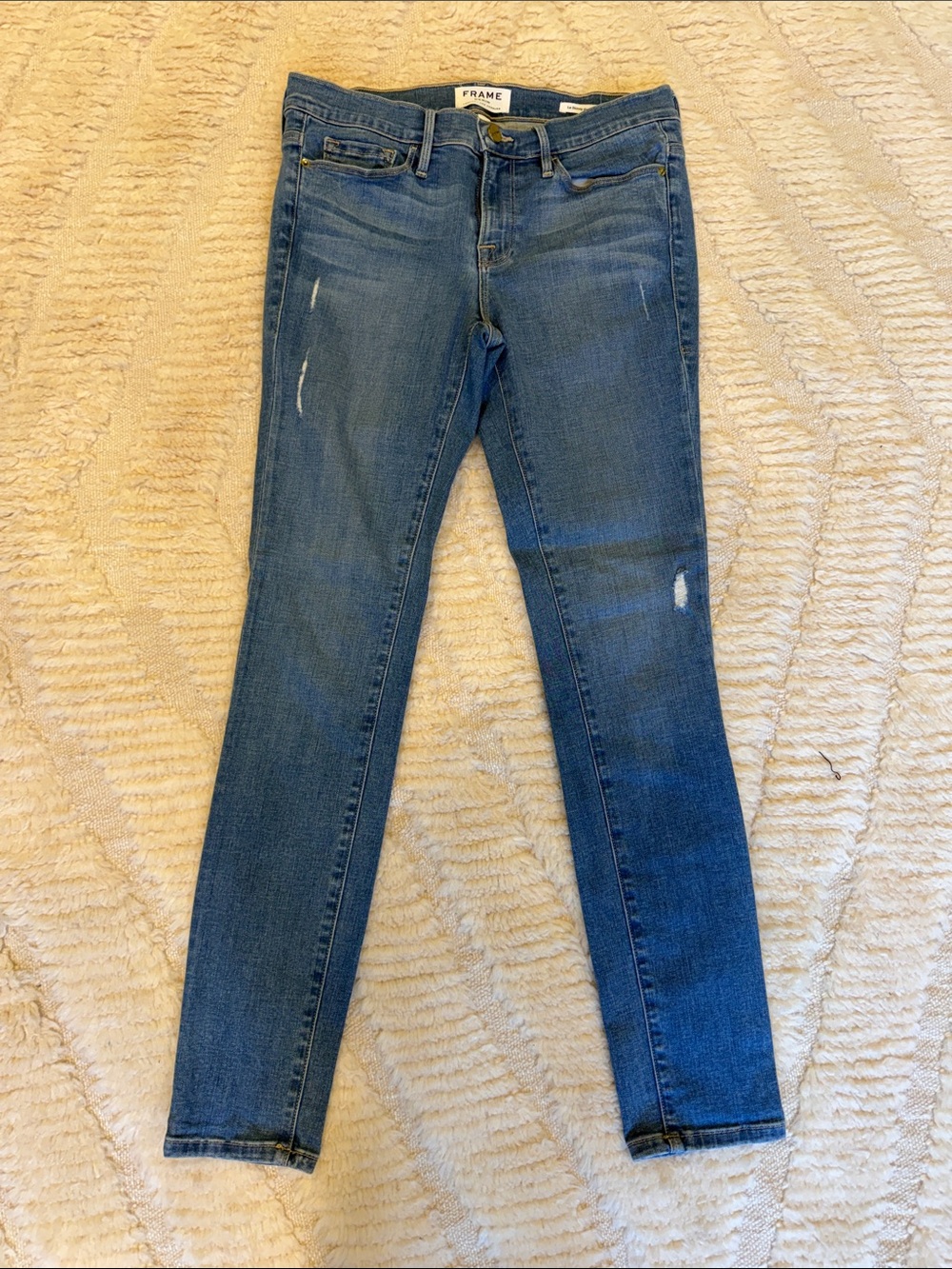 Frame Le Skinny de Jeanne Jeans in Alverstone Light Blue with Subtle Distressing